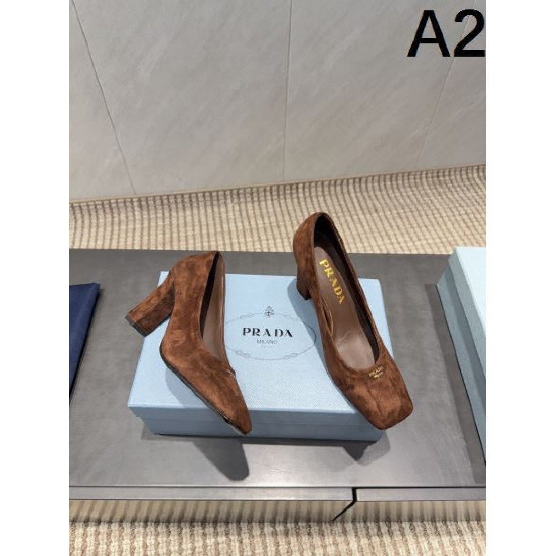 シンプル 高級感 PRADA プラダ コピー ハイヒール 大人向け 上品