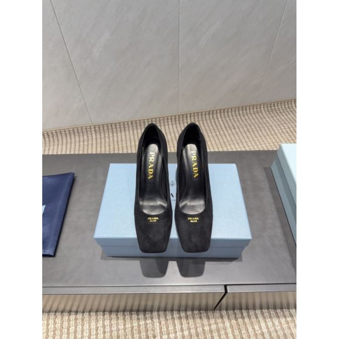 シンプル 高級感 PRADA プラダ コピー ハイヒール 大人向け 上品