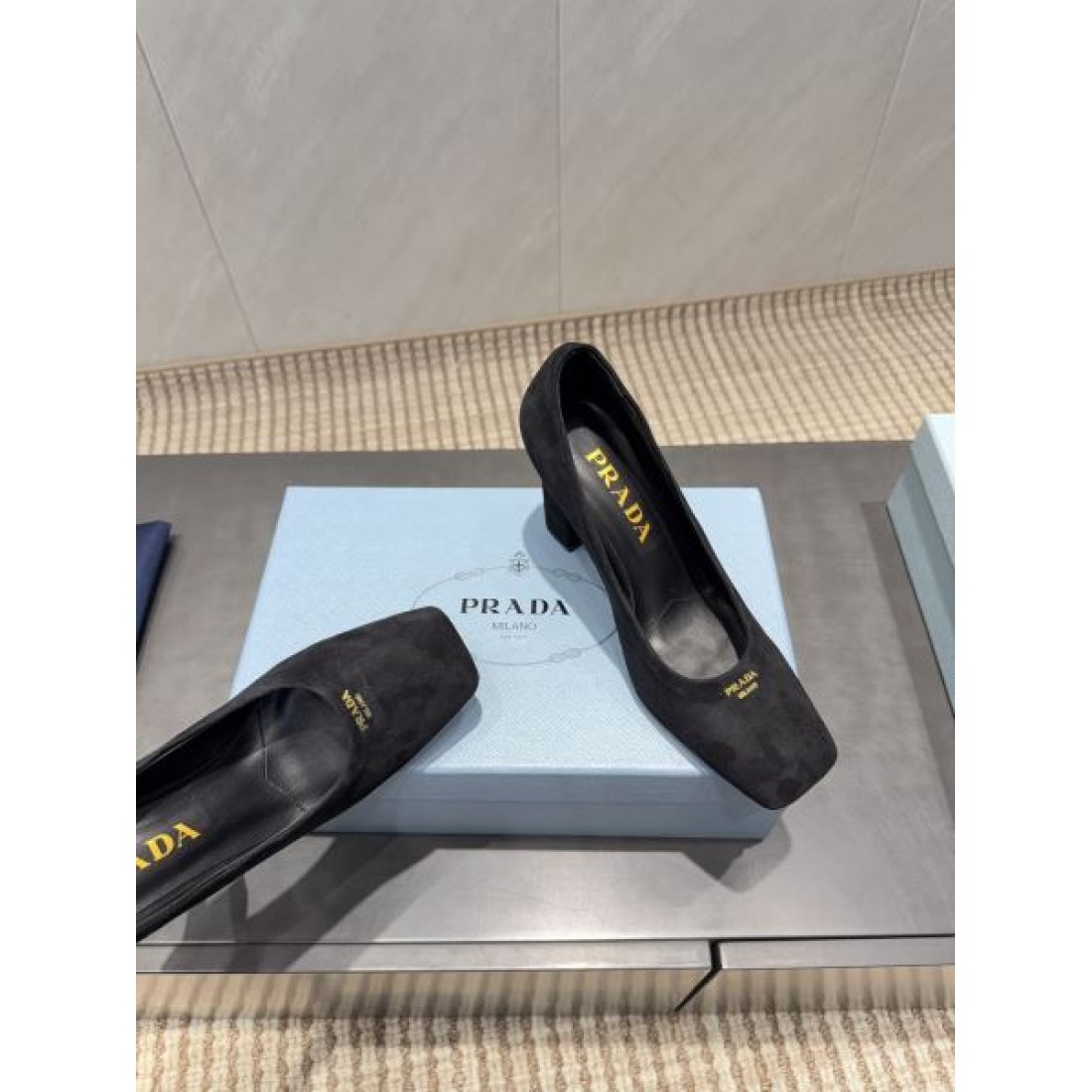 シンプル 高級感 PRADA プラダ コピー ハイヒール 大人向け 上品