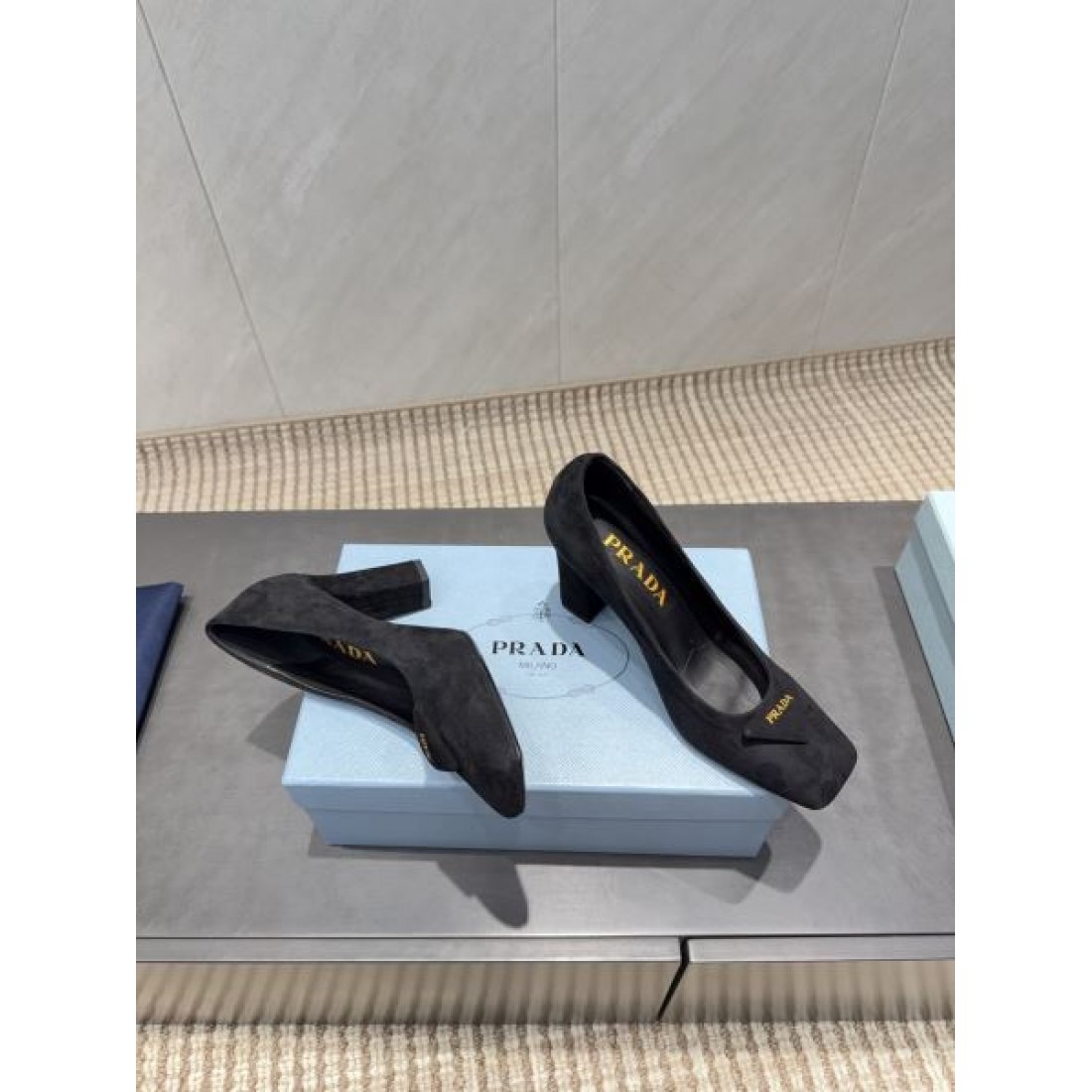 上品 高品質 PRADA プラダ コピー ハイヒール 美脚効果 洗練