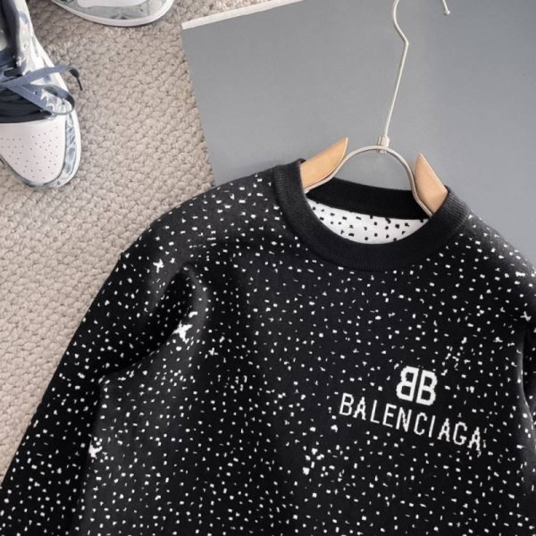  オーバーサイズ 都会的 高級感 BALENCIAGA バレンシアガ コピー セーター 主役級