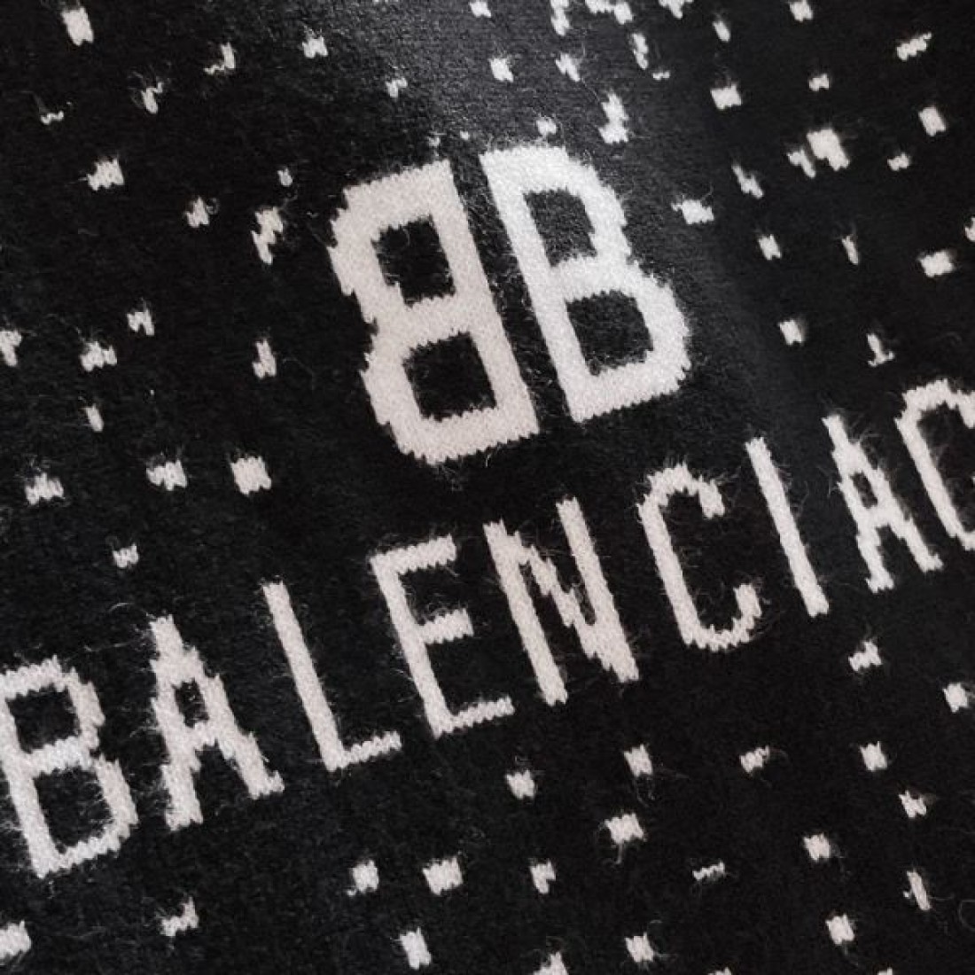  オーバーサイズ 都会的 高級感 BALENCIAGA バレンシアガ コピー セーター 主役級