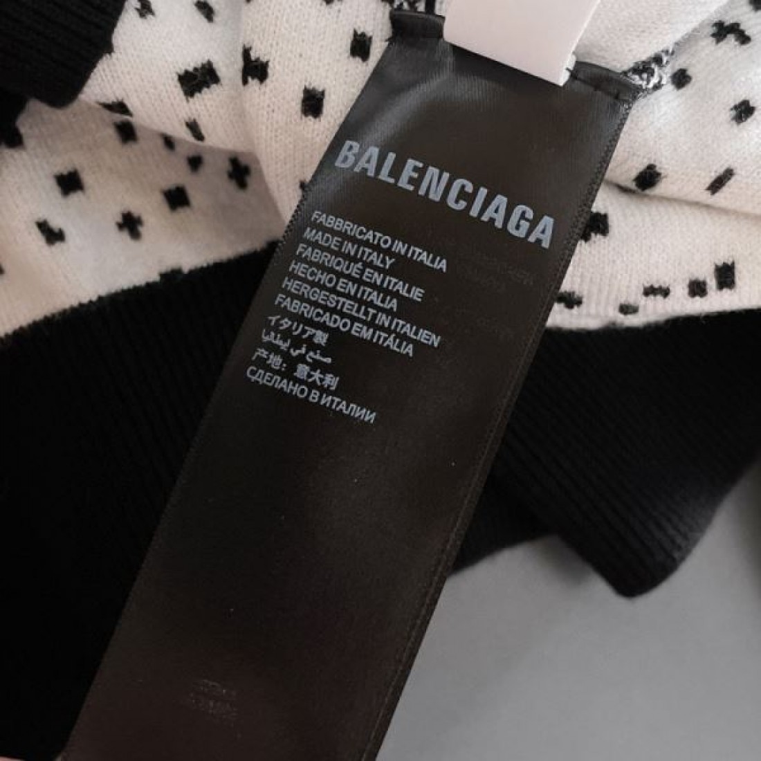  オーバーサイズ 都会的 高級感 BALENCIAGA バレンシアガ コピー セーター 主役級