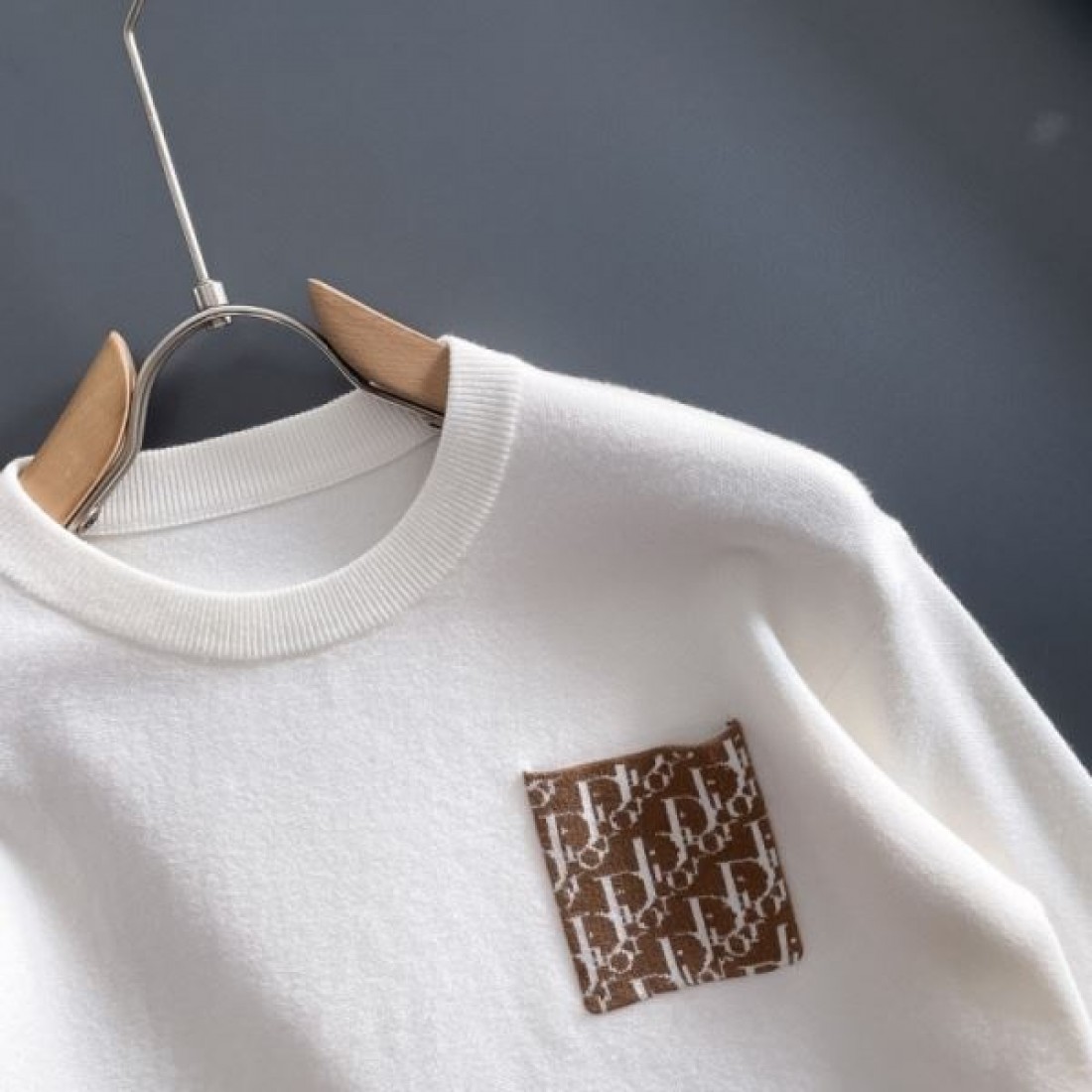 上品 ミニマル 高級 DIOR ディオール コピー セーター 落ち着き 端正 定評