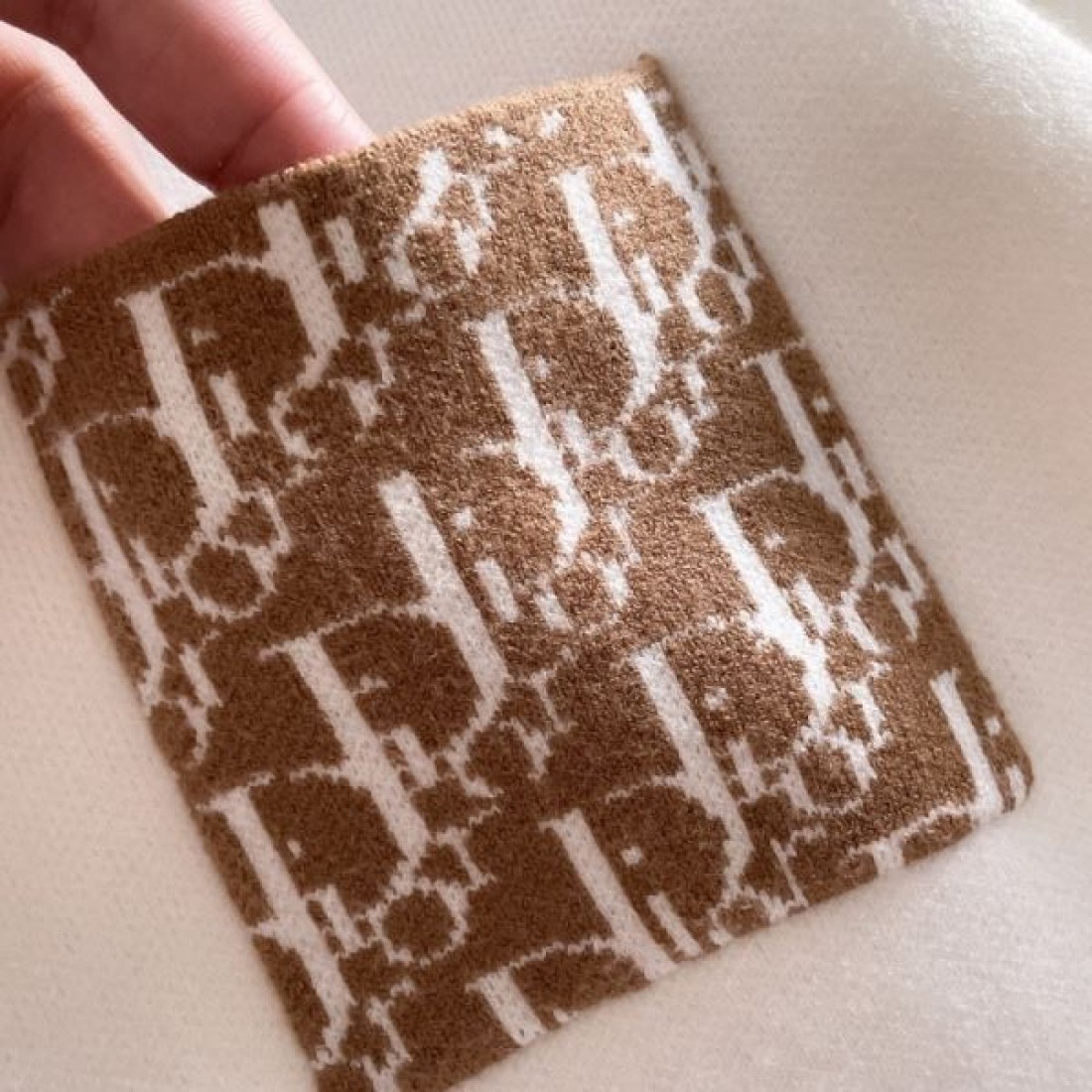 上品 ミニマル 高級 DIOR ディオール コピー セーター 落ち着き 端正 定評