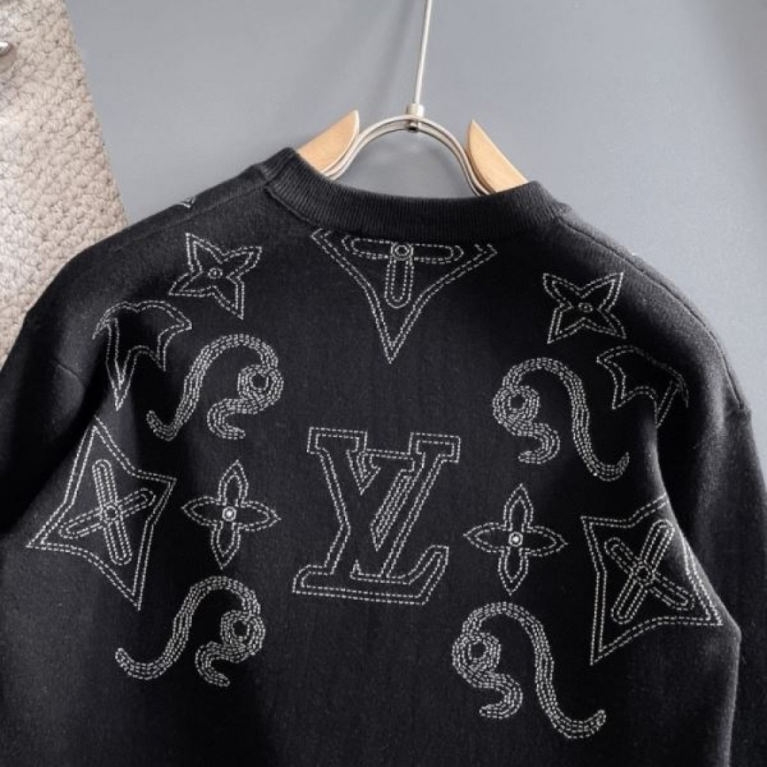 ラグジュアリー 上品 洗練 LOUIS VUITTON ルイヴィトン コピー セーター おしゃれ