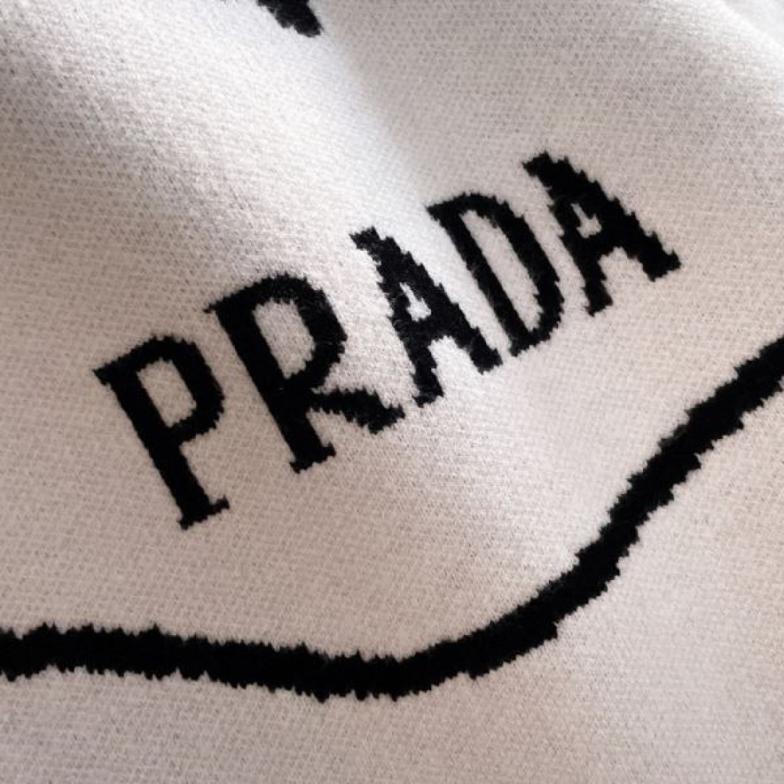 シンプル 都会的 上品 PRADA プラダ コピー セーター 大人っぽい ミニマル 人気