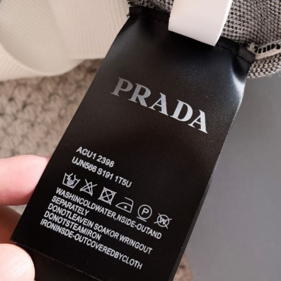 シンプル 都会的 上品 PRADA プラダ コピー セーター 大人っぽい ミニマル 人気