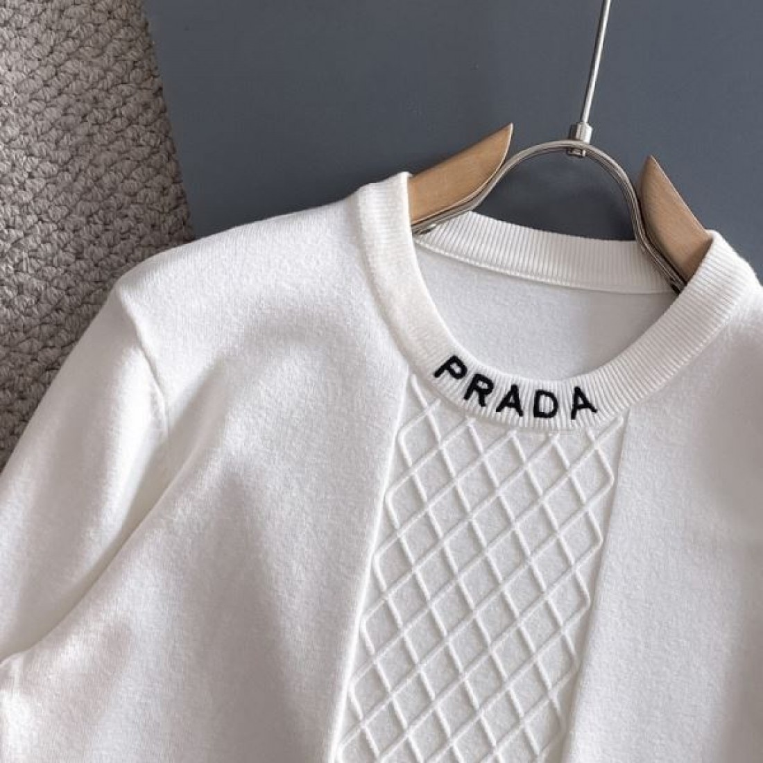  モダン 高級感 スタイリッシュ PRADA プラダ コピー セーター 洗練 シャープ 上質