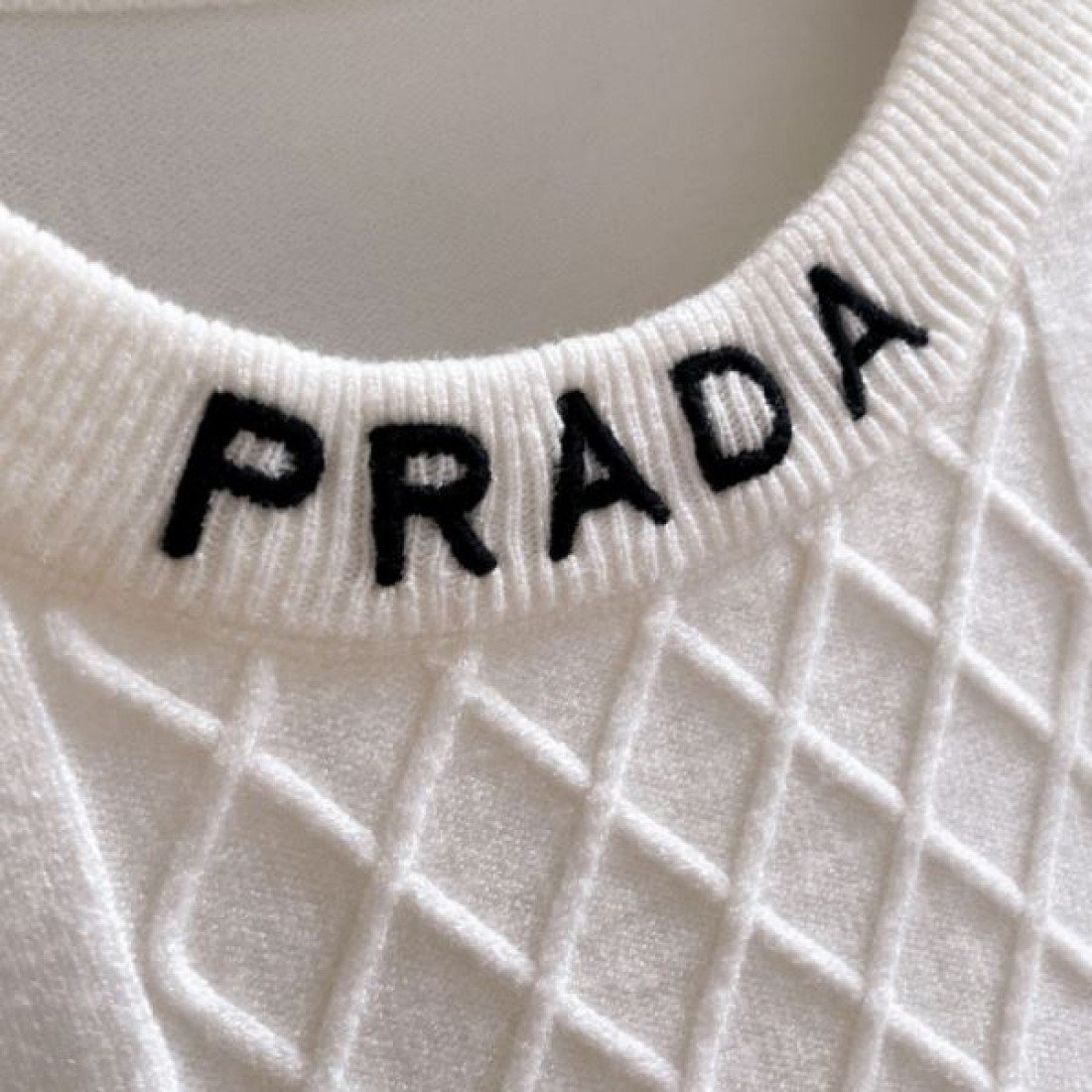  モダン 高級感 スタイリッシュ PRADA プラダ コピー セーター 洗練 シャープ 上質