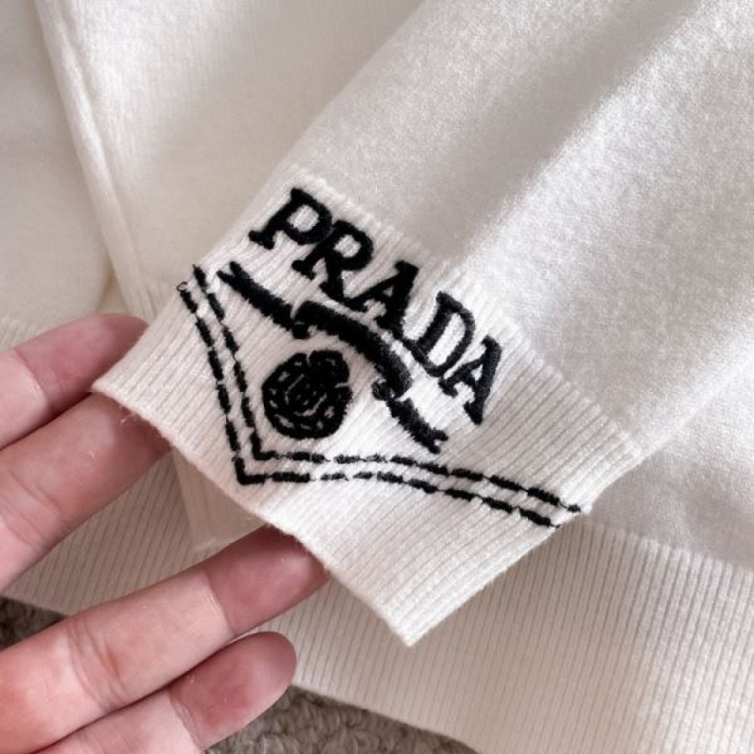  モダン 高級感 スタイリッシュ PRADA プラダ コピー セーター 洗練 シャープ 上質