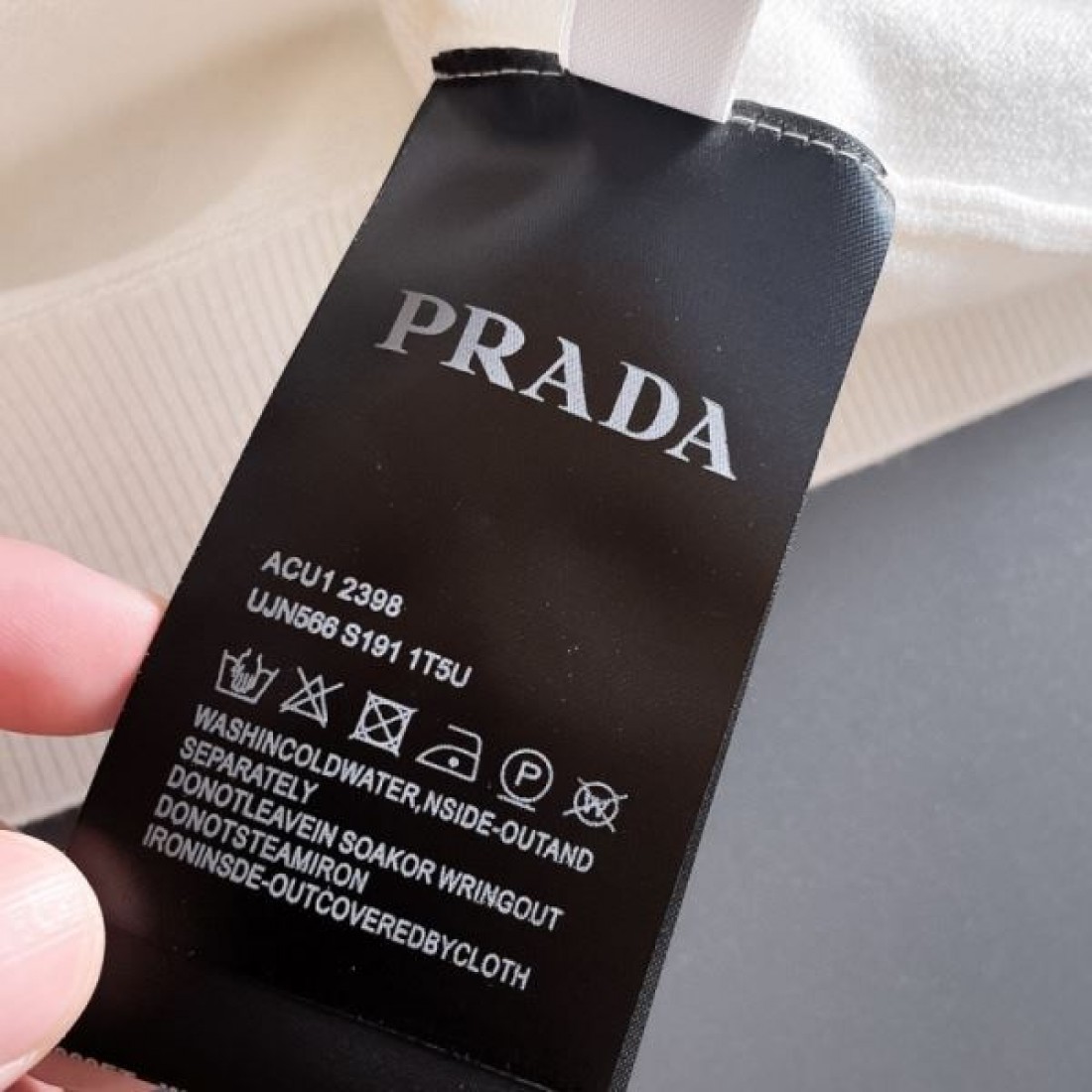  モダン 高級感 スタイリッシュ PRADA プラダ コピー セーター 洗練 シャープ 上質