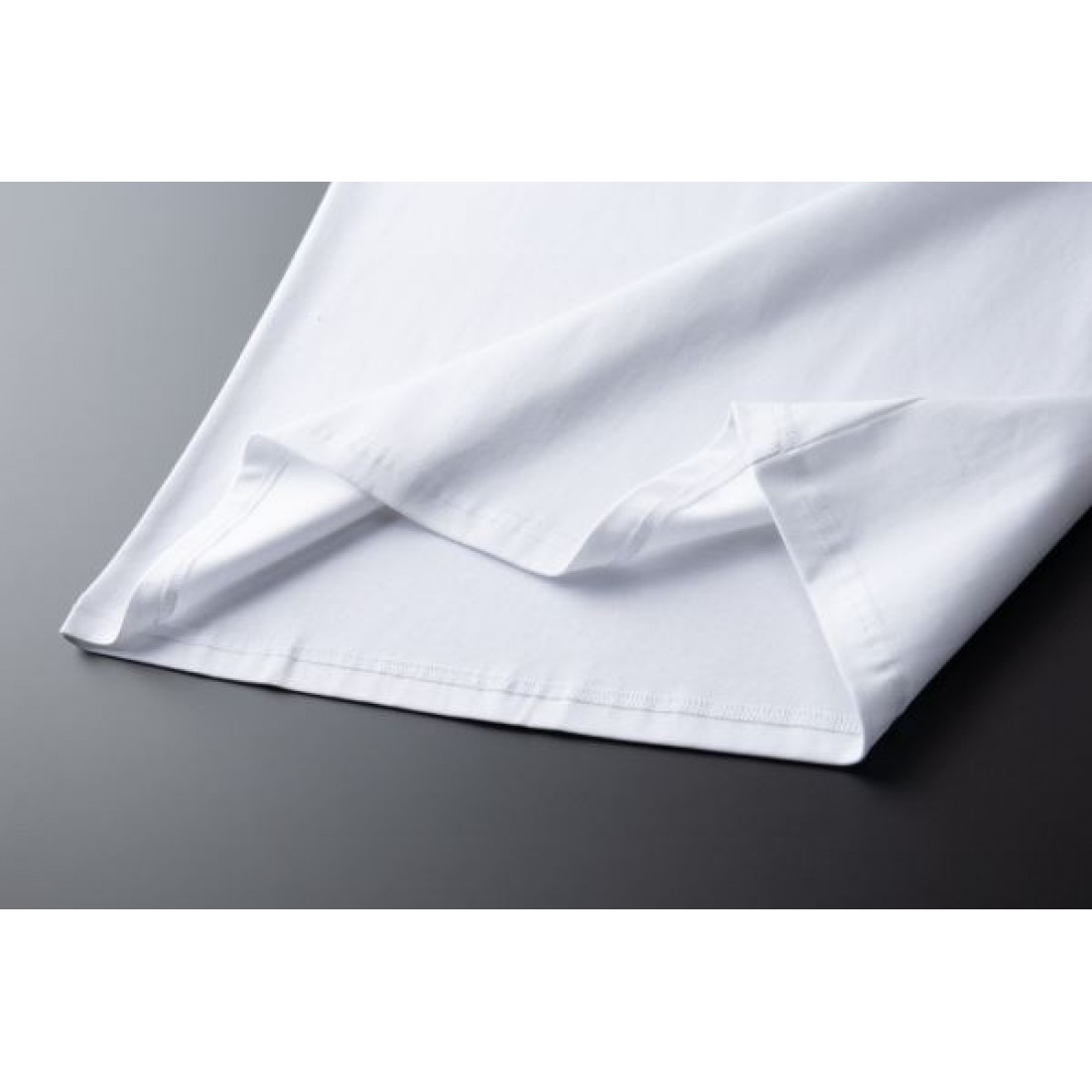 トレンド 個性的 BALENCIAGA バレンシアガ コピー 長袖Tシャツ 存在感 人気