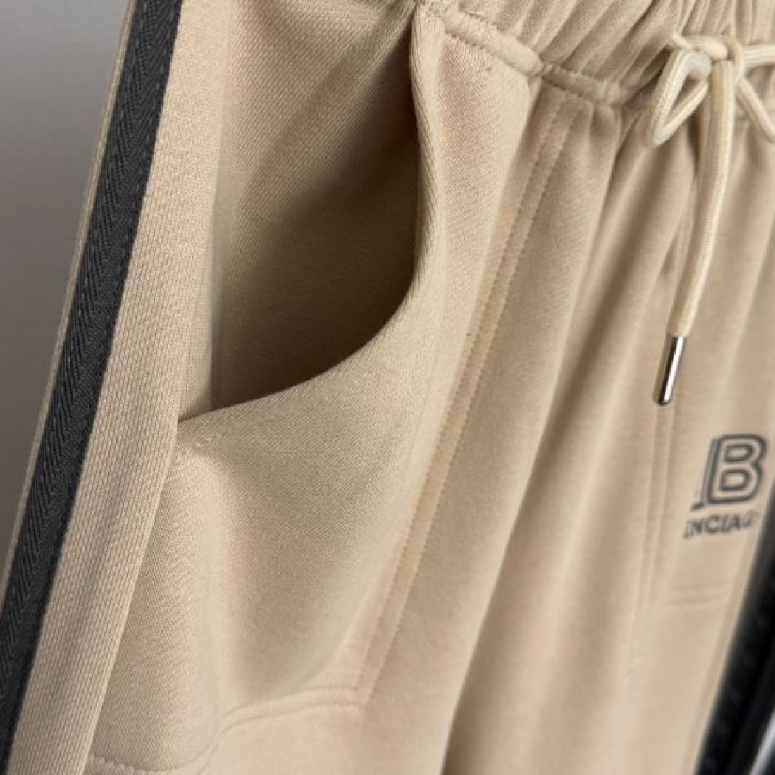  モダン 洗練 BALENCIAGA バレンシアガ コピー セットアップ 上質素材 スタイリッシュ