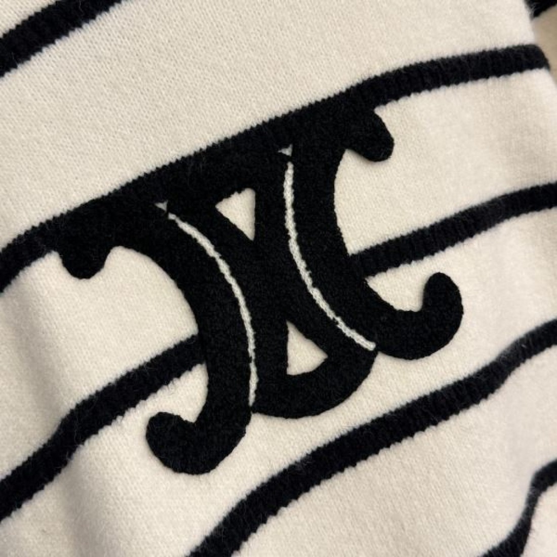 上品 洗練 CELINE セリーヌ コピー 長袖ニット 柔らか素材 着心地快適