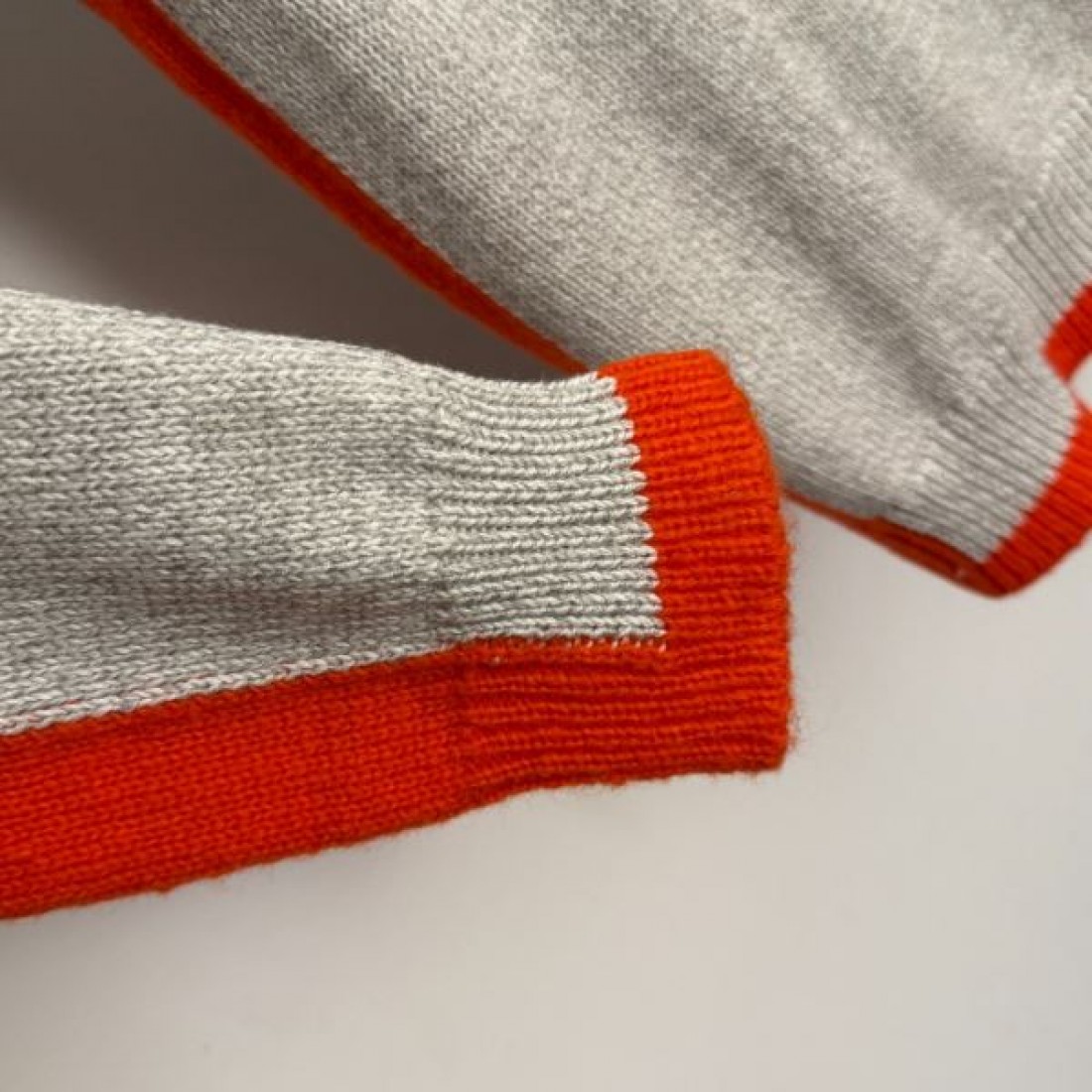  都会的 シンプル 高評価 LOEWE ロエベ コピー 長袖ニット 大人っぽい 定評 上品