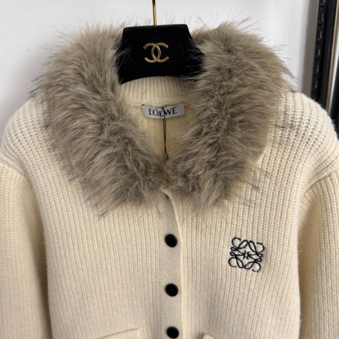 柔らかい 上質感 フェミニン LOEWE ロエベ コピー ニットカーディガン 着心地良し