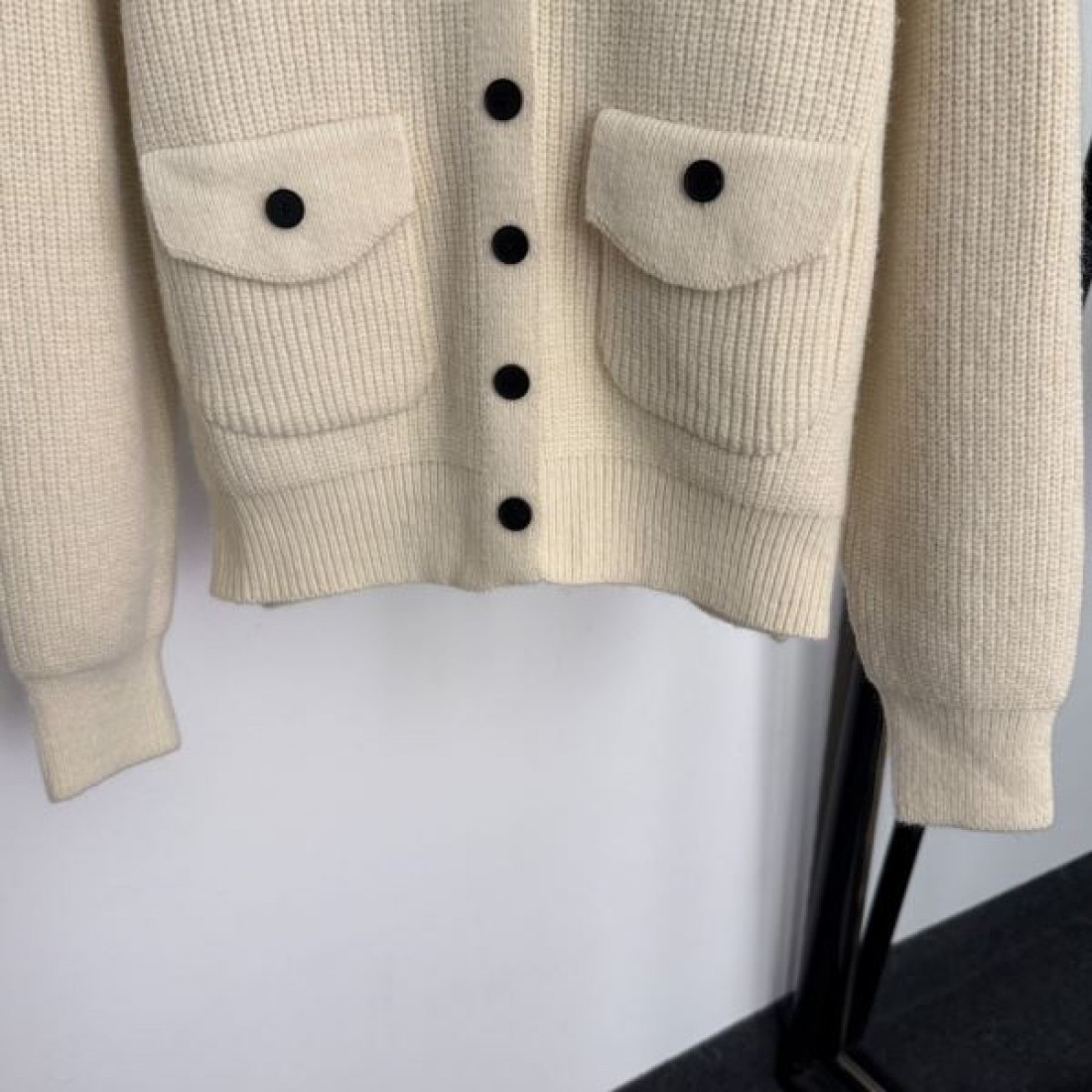 柔らかい 上質感 フェミニン LOEWE ロエベ コピー ニットカーディガン 着心地良し