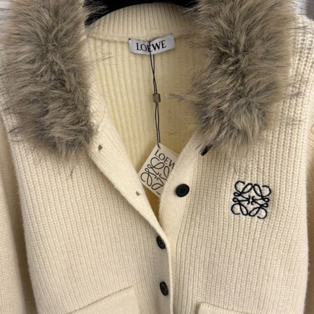 柔らかい 上質感 フェミニン LOEWE ロエベ コピー ニットカーディガン 着心地良し