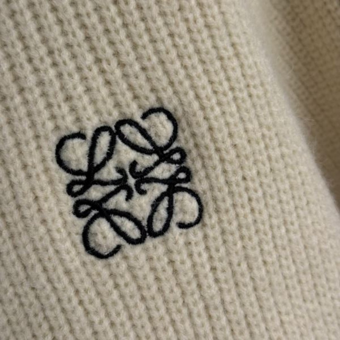 柔らかい 上質感 フェミニン LOEWE ロエベ コピー ニットカーディガン 着心地良し