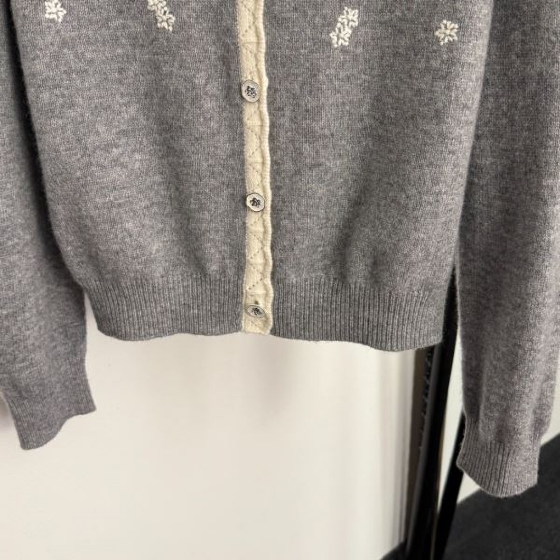 ナチュラル 軽やか 女性的 MIU MIU ミュウミュウ コピー ニットカーディガン 着心地良し