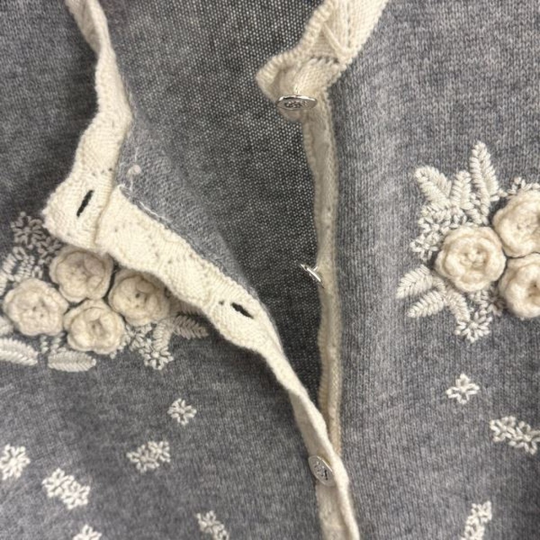 ナチュラル 軽やか 女性的 MIU MIU ミュウミュウ コピー ニットカーディガン 着心地良し