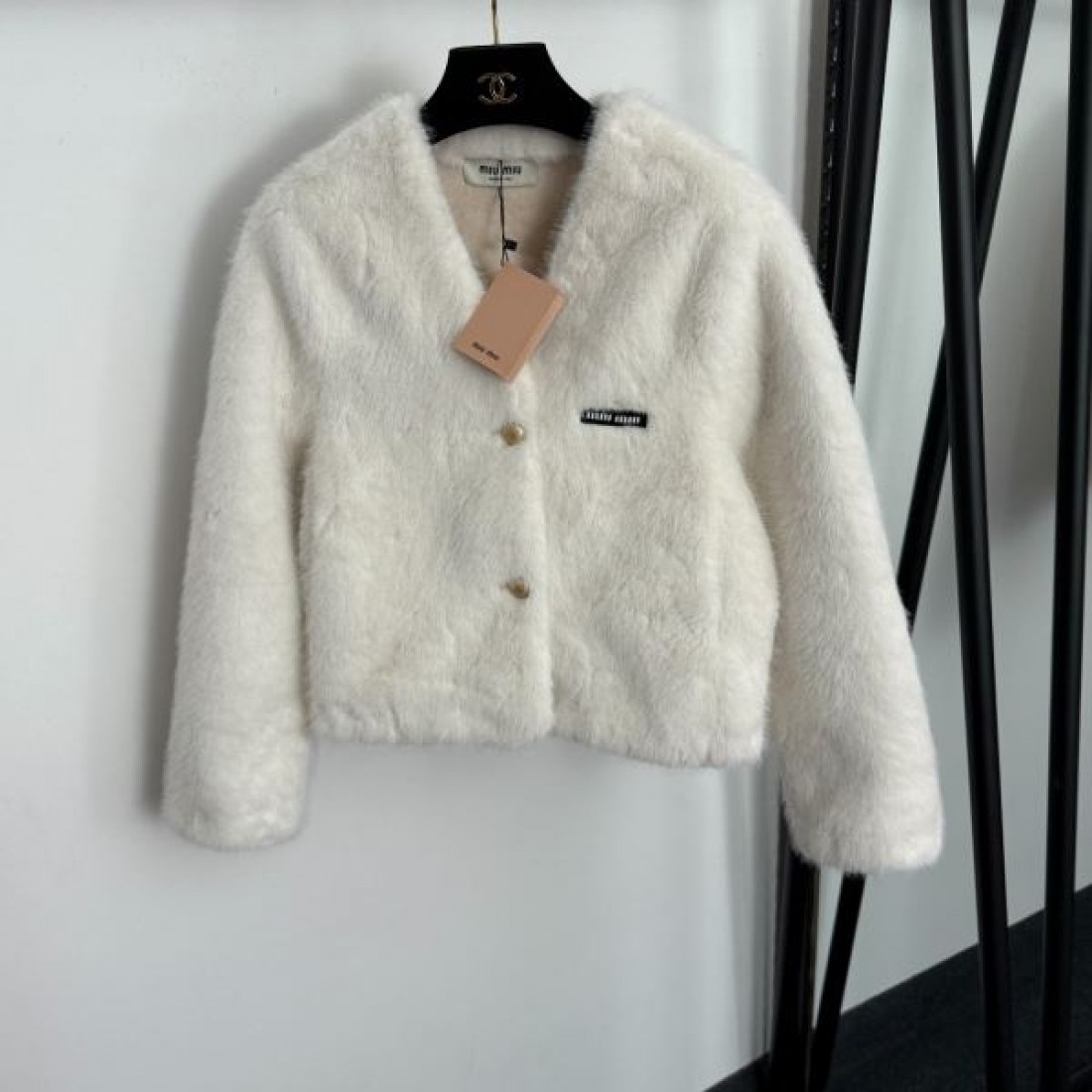 トレンド 軽やか 洗練 MIU MIU ミュウミュウ コピー アウター 華やか スタイリッシュ