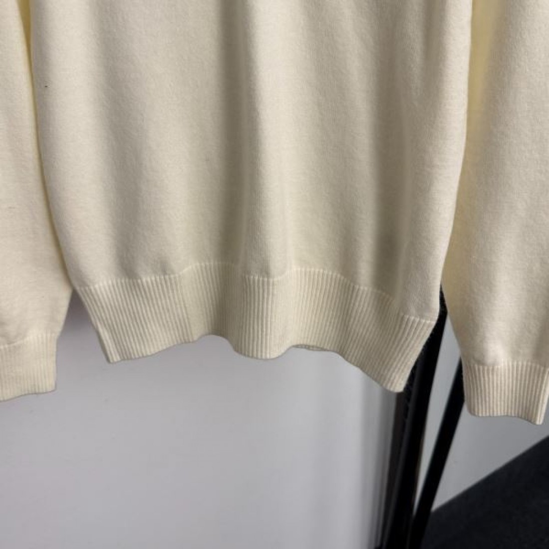 ナチュラル 上品 女性的 MIU MIU ミュウミュウ コピー ニット 落ち着き 洗練