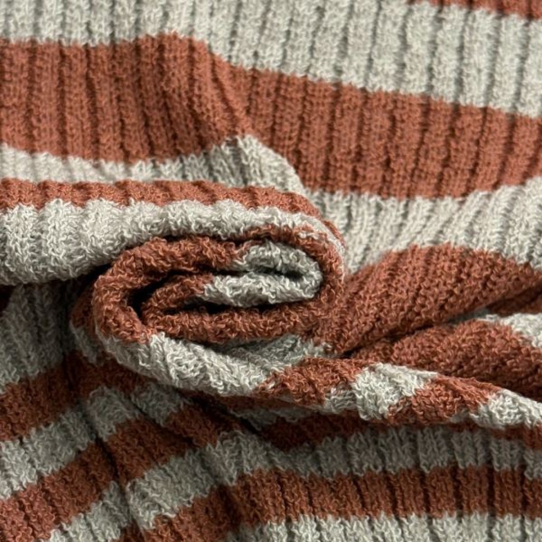 モダン 高級感 洗練 PRADA プラダ コピー ニット 上質 大人向け 定番