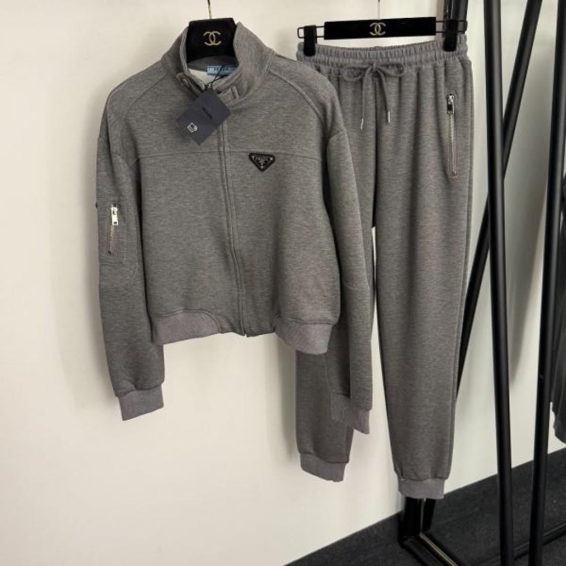 スタイリッシュ 上品 トレンド PRADA プラダ コピー セットアップ 完成度