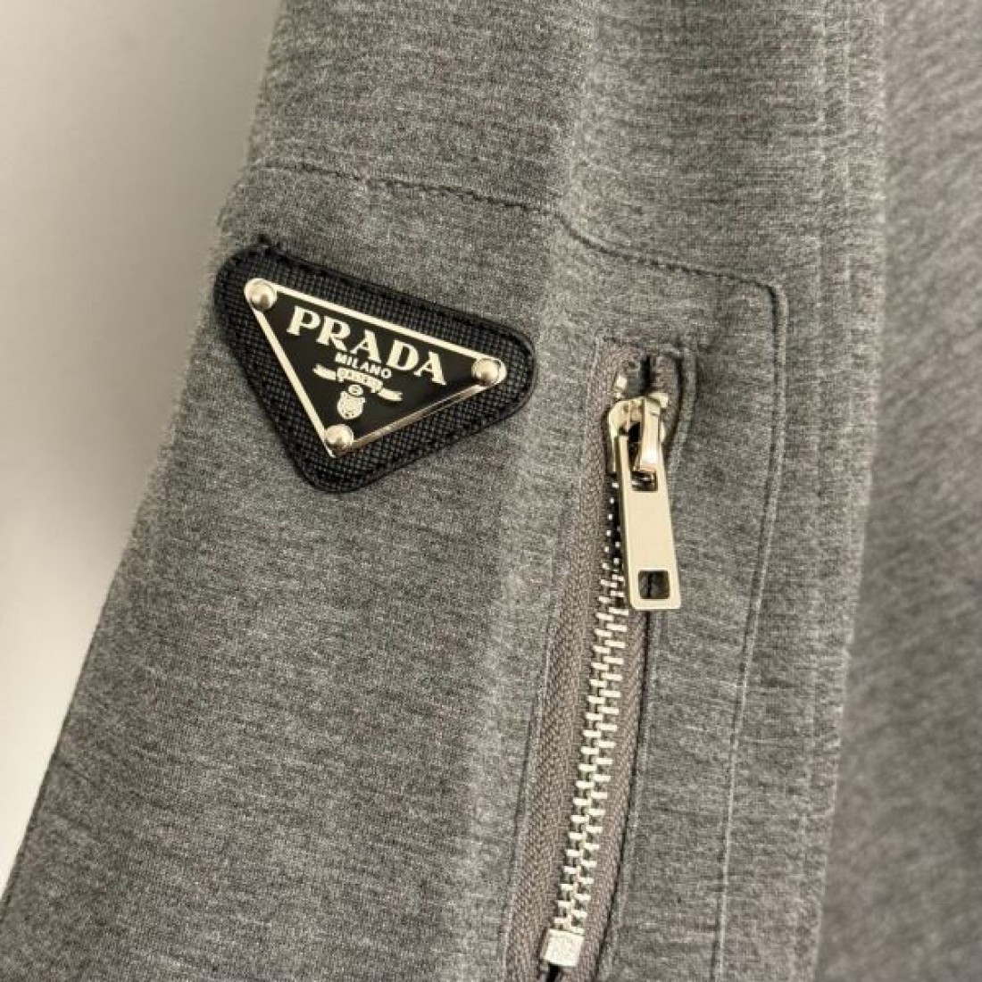 スタイリッシュ 上品 トレンド PRADA プラダ コピー セットアップ 完成度