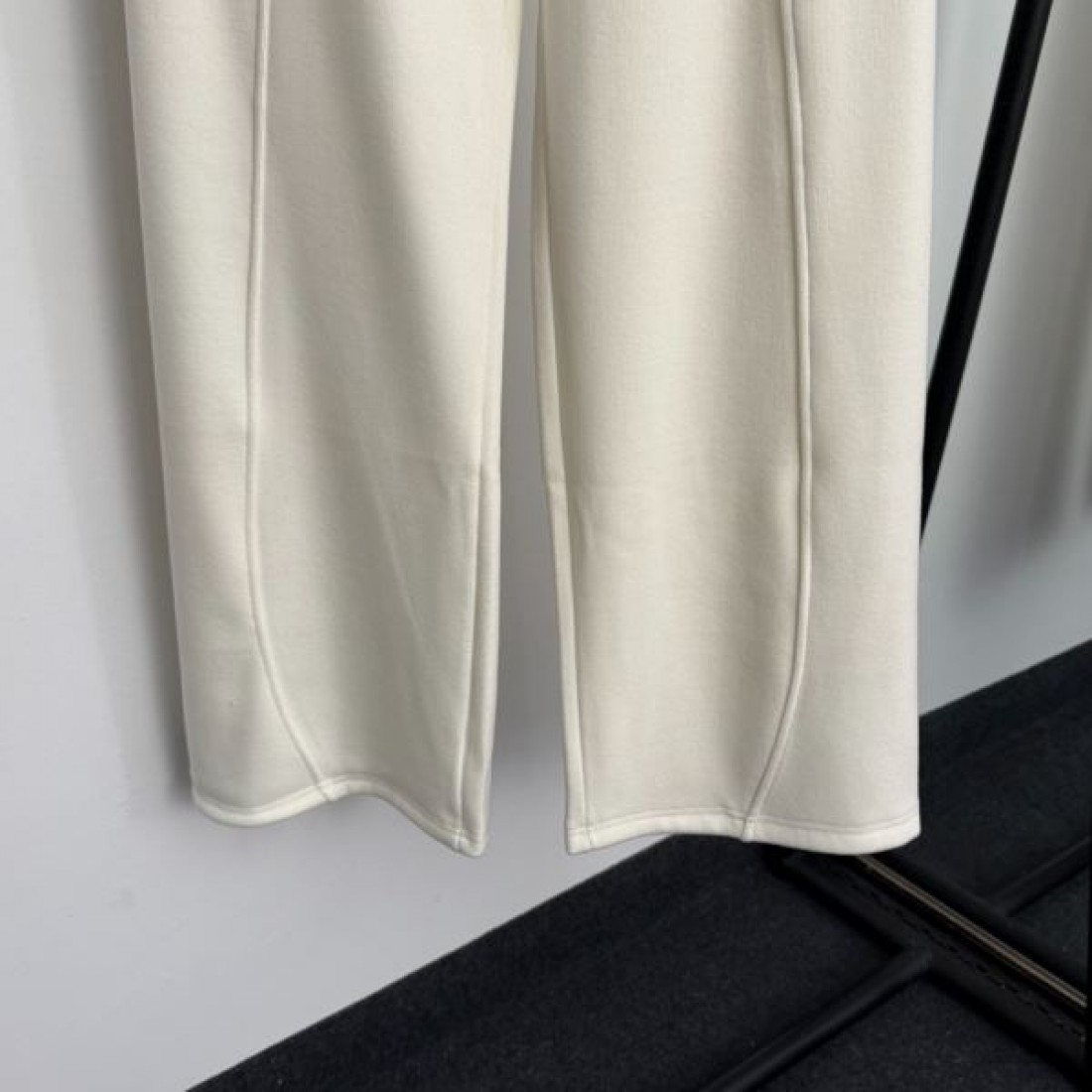 ミニマル 洗練 上質 CELINE セリーヌ コピー パンツ シンプル 大人向け