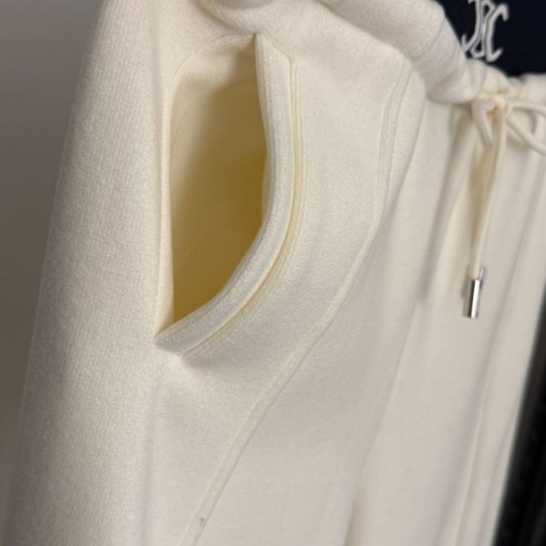 ミニマル 洗練 上質 CELINE セリーヌ コピー パンツ シンプル 大人向け