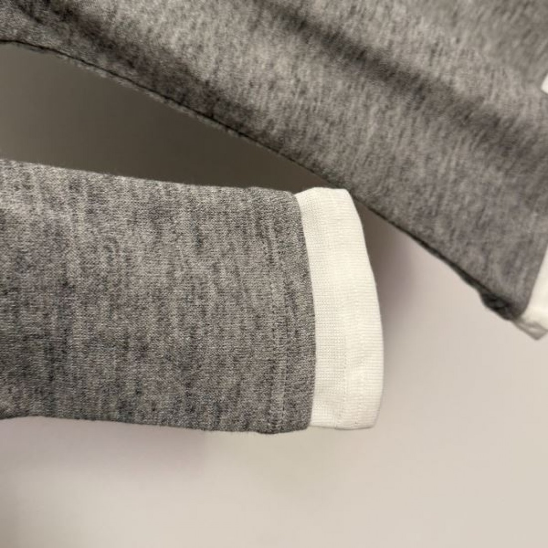 シンプル 上品 きれいめ LOEWE ロエベ コピー 長袖Tシャツ 万能 着回し 人気