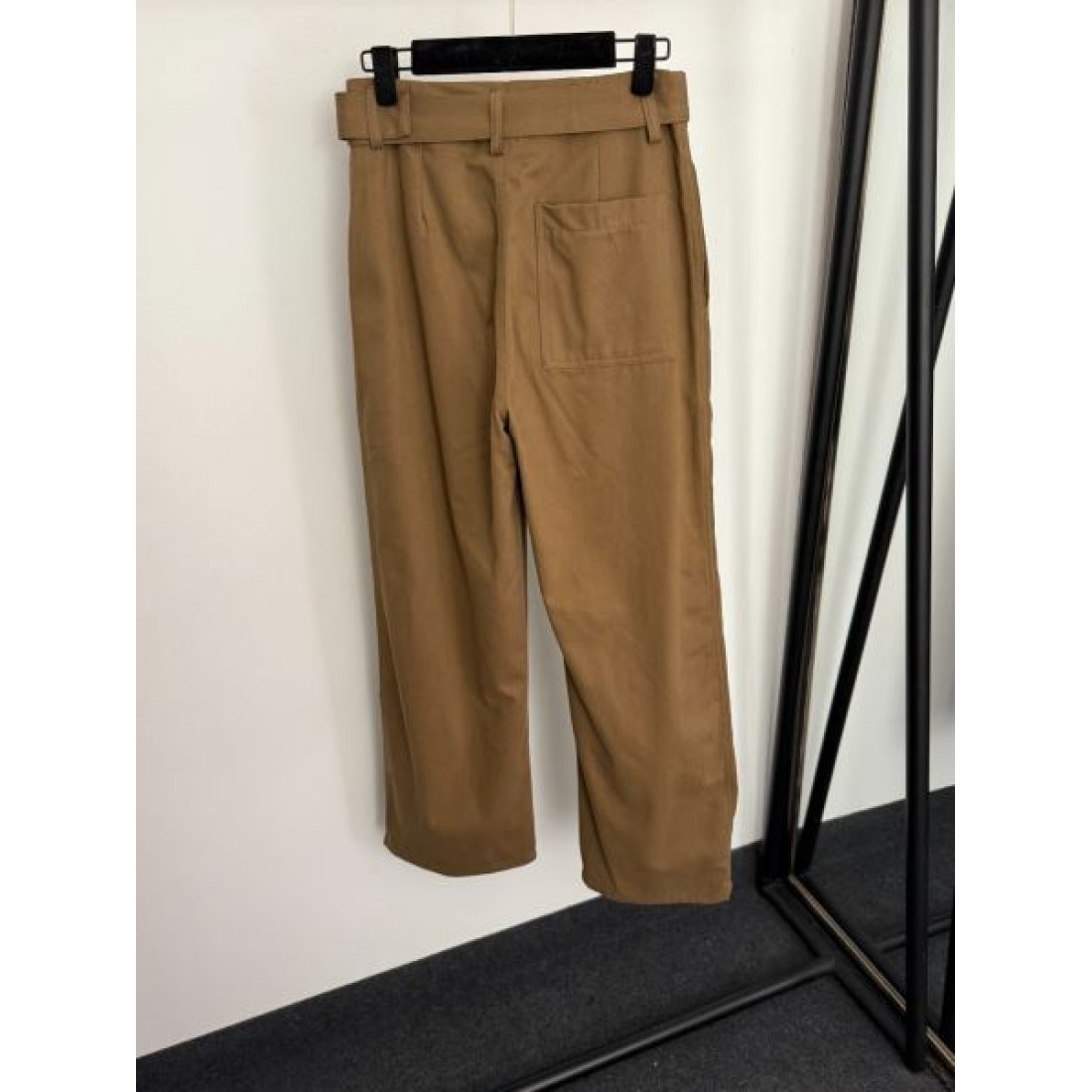 落ち着き ナチュラル 上質 LOEWE ロエベ コピー パンツ 大人向け 洗練 定番