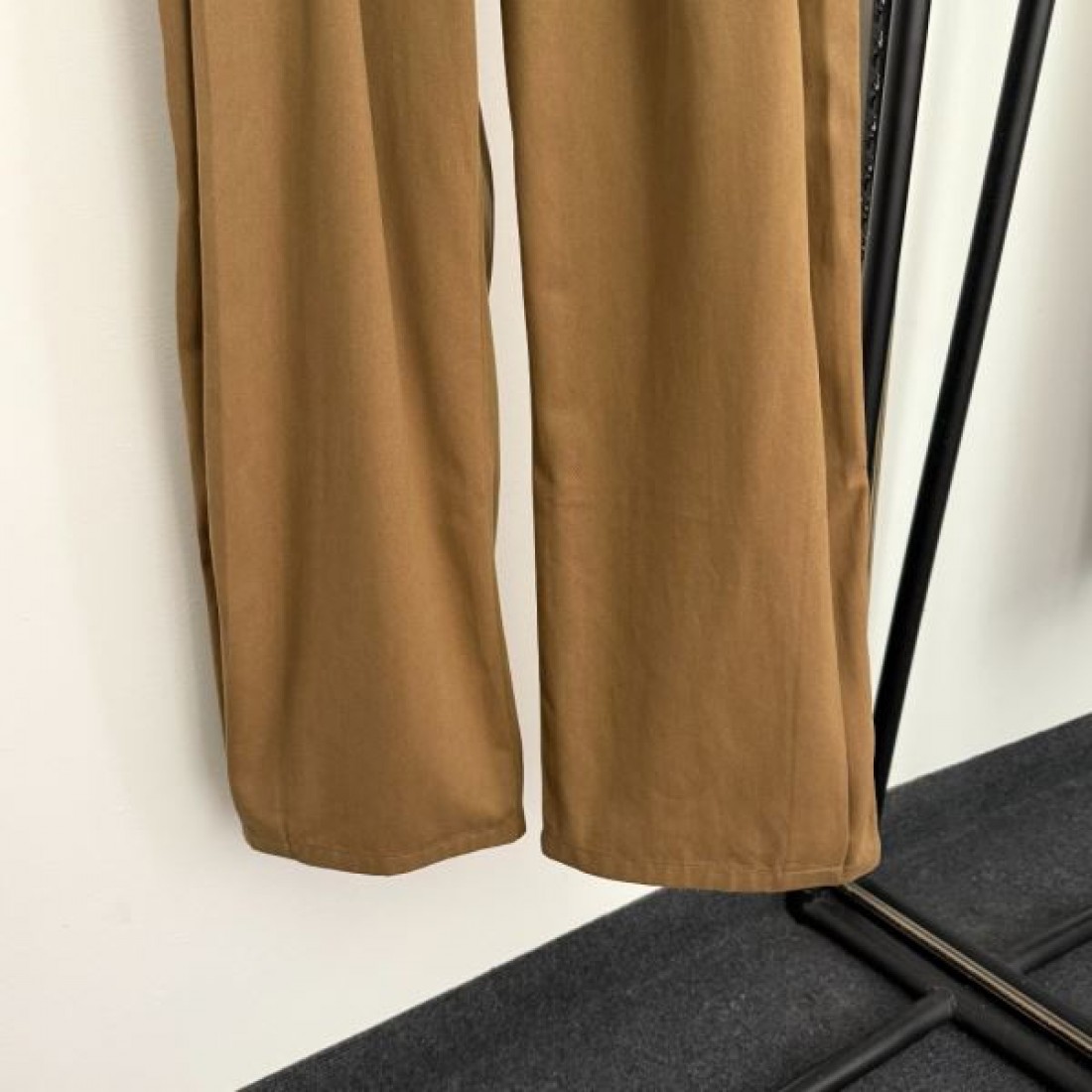 落ち着き ナチュラル 上質 LOEWE ロエベ コピー パンツ 大人向け 洗練 定番