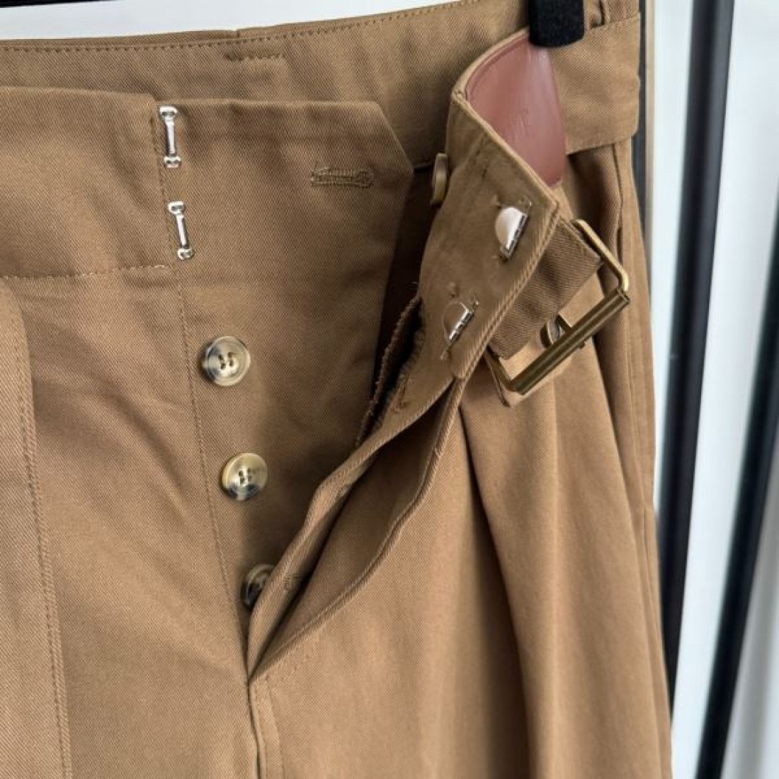 落ち着き ナチュラル 上質 LOEWE ロエベ コピー パンツ 大人向け 洗練 定番