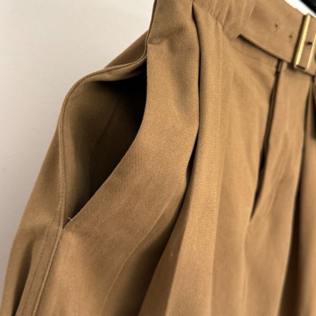 落ち着き ナチュラル 上質 LOEWE ロエベ コピー パンツ 大人向け 洗練 定番