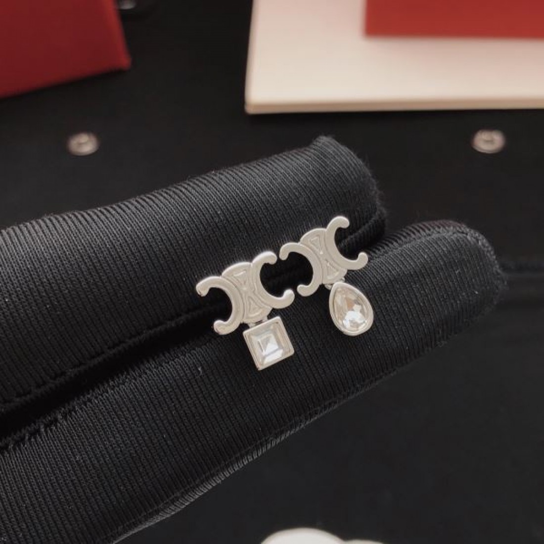 シンプル 上品 CELINE セリーヌ スーパーコピー イヤリング 大人っぽい 華やか