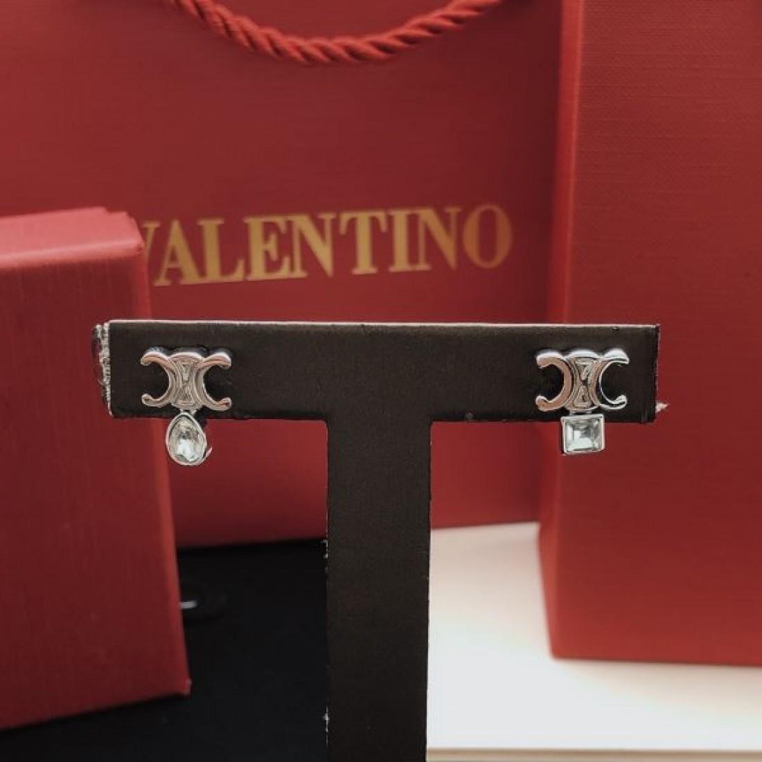 シンプル 上品 CELINE セリーヌ スーパーコピー イヤリング 大人っぽい 華やか