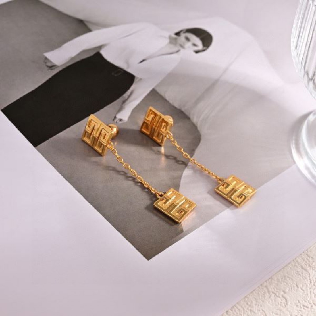 知的印象 シック GIVENCHY ジバンシィ コピー イヤリング 落ち着き 上品仕立て