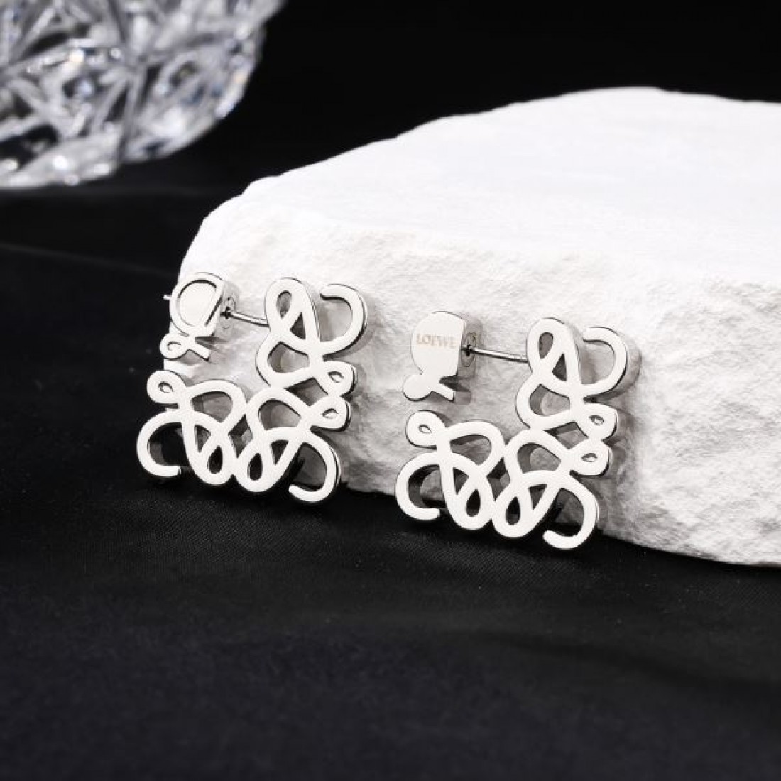  大人向け 軽やか LOEWE ロエベ コピー イヤリング 柔らか印象 品質安定