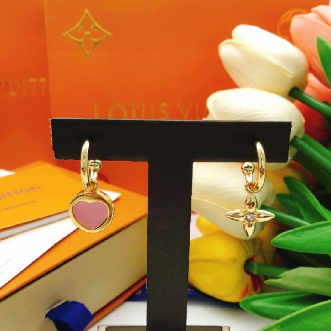 存在感強め ラグジュアリー LOUIS VUITTON ルイヴィトン コピー イヤリング 華奢見え