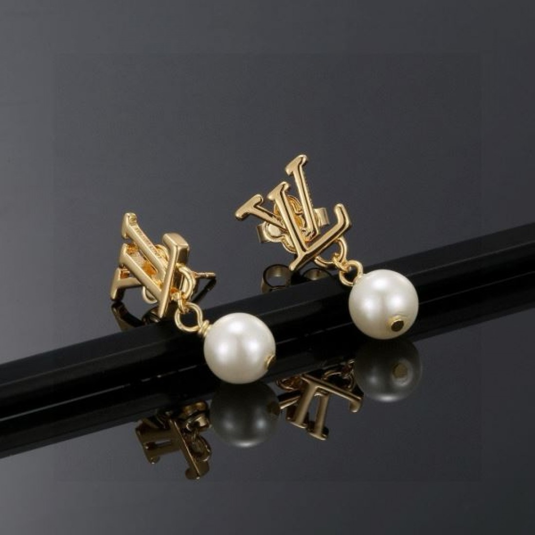 モード系 バランス良 LOUIS VUITTON ルイヴィトン スーパーコピー イヤリング 着用映え