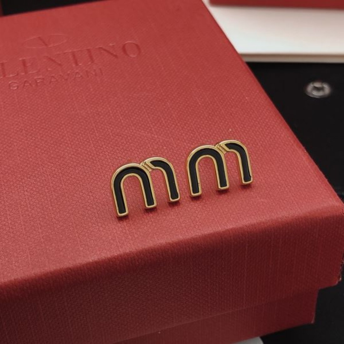 可愛い 小ぶり MIU MIU ミュウミュウ スーパーコピー イヤリング 美品