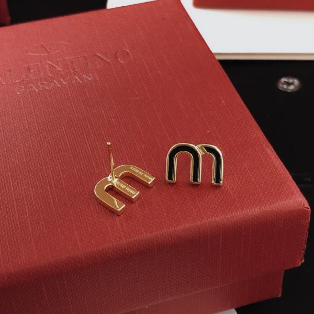 可愛い 小ぶり MIU MIU ミュウミュウ スーパーコピー イヤリング 美品