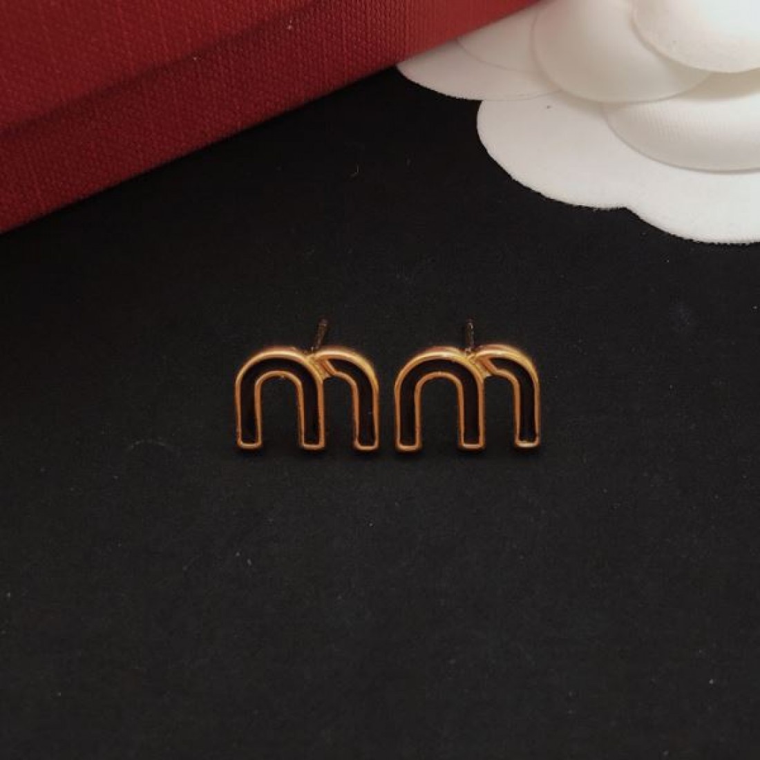 可愛い 小ぶり MIU MIU ミュウミュウ スーパーコピー イヤリング 美品