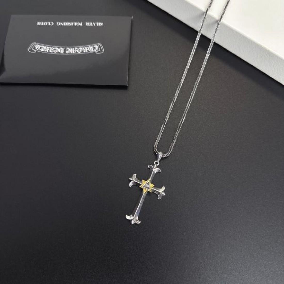 都会的 洗練 ハード系 CHROME HEARTS クロムハーツ コピー ネックレス 存在感 