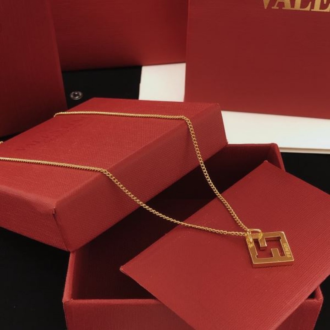 シンプル 洗練 大人向け FENDI フェンディ コピー ネックレス 高見え きれいめ 