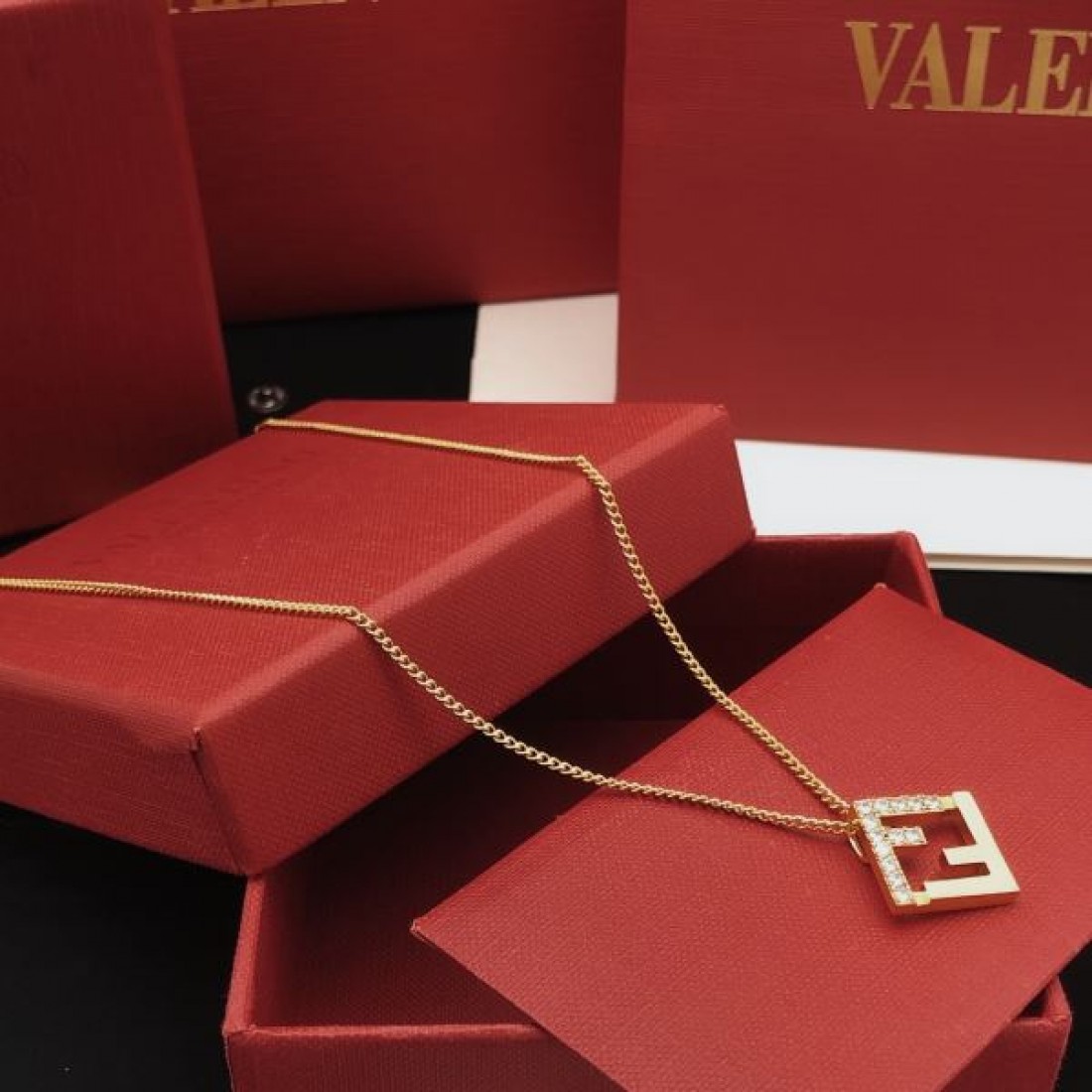 シンプル 洗練 大人向け FENDI フェンディ コピー ネックレス 高見え きれいめ 